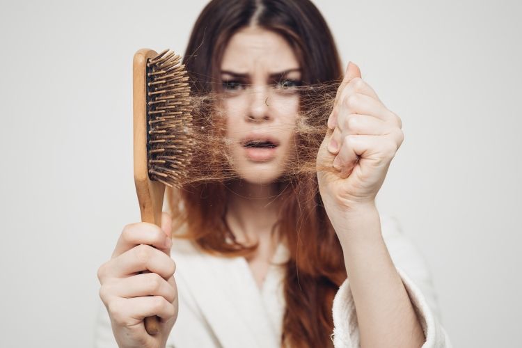 przyczyny łysienia i wypadania włosów